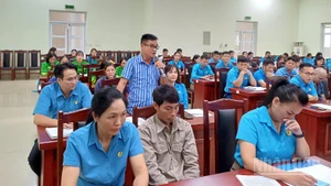 Cán bộ Công đoàn cơ sở phát biểu ý kiến đối thoại với các sở, ngành địa phương.