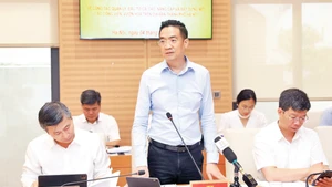 Lãnh đạo Sở Quy hoạch-Kiến trúc Hà Nội giải trình với Hội đồng nhân dân thành phố về công tác quy hoạch công viên, vườn hoa trên địa bàn. (Ảnh LÊ HẢI)