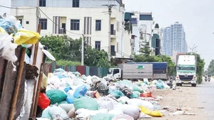 Rác thải đổ bừa bãi tại xã La Phù, huyện Hoài Đức.