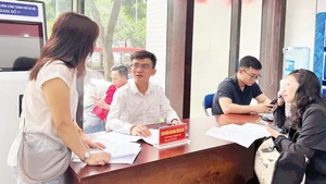 Người dân được hướng dẫn thủ tục khi làm hồ sơ trực tuyến tại Trung tâm Phục vụ hành chính công, chi nhánh số 7.