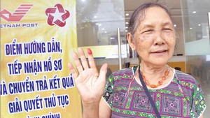 Nhiều người dân ở đây khi đi làm thủ tục vẫn phải bôi mực điểm chỉ thay cho cầm viết ký vào giấy tờ.