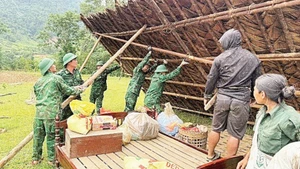 Cán bộ chiến sĩ Đồn Biên phòng Môn Sơn giúp đồng bào tháo dỡ nhà cũ.