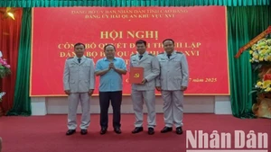 Đồng chí Quản Minh Cường, Bí thư Tỉnh ủy Cao Bằng trao quyết định thành lập Đảng bộ hải quan khu vực 16.
