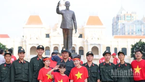 Người dân Thành phố Hồ Chí Minh cùng các lực lượng công an tự hào tham dự sự kiện.