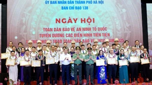 Tuyên dương các điển hình tiên tiến trong phong trào toàn dân bảo vệ an ninh Tổ quốc của thành phố Hà Nội.