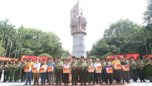 Đoàn Công tác Công an thành phố Hà Nội tặng quà các gia đình chính sách xã Minh Thanh.