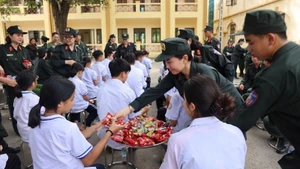 Phát bánh kẹo và tặng quà các cháu có hoàn cảnh đặc biệt khó khăn.