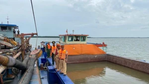 Lực lượng chức năng kiểm tra bắt giữ phương tiện tại khu vực ngã Ba Vàm Tuần (thủy phận Cần Giờ, Thành phố Hồ Chí Minh).