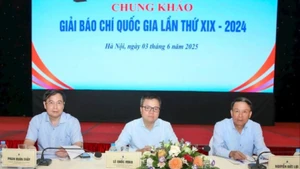 Đoàn Chủ tọa điều hành chấm chung khảo. (Ảnh: Sơn Hải)