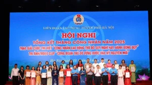 Phó Chủ tịch Thường trực Tổng Liên đoàn Lao động Việt Nam Thái Thu Xương và Chủ tịch Liên đoàn Lao động thành phố Hà Nội trao giải cuộc thi viết “Công nhân lao động Thủ đô-Suy nghĩ hay, hành động đẹp”.