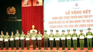 Các học viên nhận giấy chứng nhận hoàn thành khóa học.
