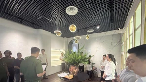 Cơ quan Công an khám xét khẩn cấp tại nơi ở, chỗ làm việc của các đối tượng.