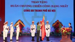 Công an thành phố vinh dự đón nhận Huân chương Chiến công hạng Nhất.