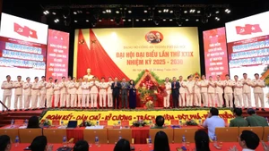Lãnh đạo thành phố Hà Nội tặng hoa chúc mừng Ban chấp hành Đảng bộ Công an thành phố Hà Nội, nhiệm kỳ 2025-2030.