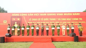 Trung tướng Nguyễn Thanh Tùng trao thưởng Bằng khen của UBND Thành phố tặng 7 tập thể và 18 cá nhân có thành tích xuất sắc trong phong trào thi đua.