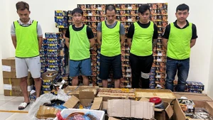 Các đối tượng liên quan cùng tang vật.