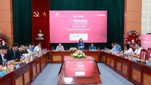 Toàn cảnh họp báo.