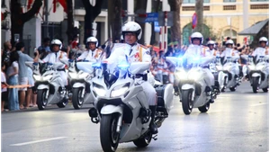 Cán bộ, chiến sĩ Bộ Tư lệnh Cảnh vệ biểu diễn đội hình mô-tô.