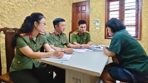 Phan Hạnh Thương tại cơ quan công an.