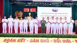 Thứ trưởng Nguyễn Văn Long tặng hoa chúc mừng Ban Chấp hành Đảng bộ Cục Cảnh sát Phòng, chống tội phạm về môi trường, nhiệm kỳ 2025-2030.