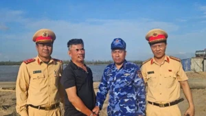 Đối tượng P.V.Q (áo đen) bị lực lượng chức năng bắt giữ.