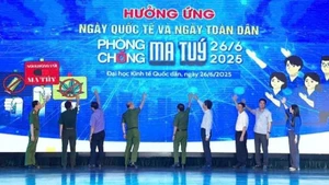 Các đại biểu tiến hành nghi thức phát động hưởng ứng Tháng hành động phòng, chống ma túy.
