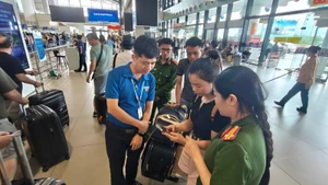 Hành khách được lực lượng chức năng hướng dẫn check in online dịch vụ hàng không trực tuyến trên ứng dụng VNeID.