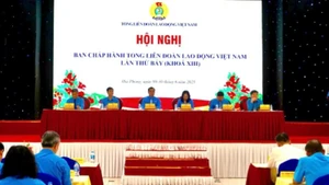 Đoàn Chủ tịch điều hành hội nghị.