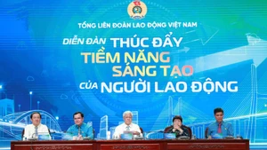 Ủy viên Bộ Chính trị, Bí thư Trung ương Đảng, Chủ tịch Ủy ban Trung ương Mặt trận Tổ quốc Việt Nam Đỗ Văn Chiến và các đại biểu chủ trì diễn đàn.