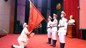 Trung tá Vũ Hải Thành, Trưởng Công an phường Thanh Xuân (Hà Nội) thực hiện nghi lễ tuyên thệ.