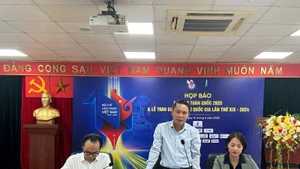 Các đồng chí chủ trì họp báo.