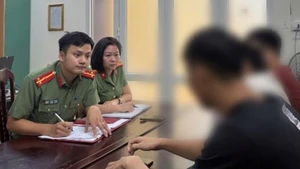 Cơ quan chức năng làm việc với L.T.A