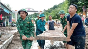 Cùng địa phương, lực lượng chức năng, các Đồn Biên phòng trên địa bàn tỉnh Nghệ An căng mình giúp nhân dân khắc phục mưa lũ lịch sử.