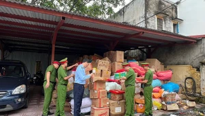 50 hộ kinh doanh cá thể trên địa bàn xã La Phù tự nguyện giao nộp hàng hóa.