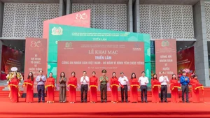 Khai mạc triển lãm.