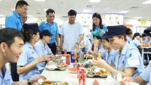 Lãnh đạo Tổng Liên đoàn Lao động Việt Nam, Liên đoàn Lao động thành phố Hà Nội dự "Bữa cơm công đoàn" tại Công ty trách nhiệm hữu hạn Yamaha Motor.