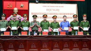 Trung tướng Nguyễn Thanh Tùng trao thưởng của Chủ tịch Ủy ban nhân dân thành phố Hà Nội cho các đơn vị có thành tích trong việc phá vụ án tại Viện Pháp y tâm thần Trung ương.