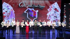 Bộ trưởng Công an Lương Tam Quang trao Kỷ niệm chương "Bảo vệ an ninh Tổ quốc" tặng các cá nhân có thành tích xuất sắc.