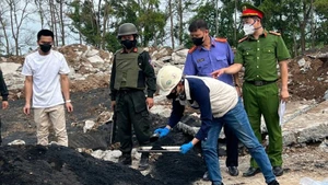 Lực lượng chức năng khám xét tại các khu vực chôn lấp chất thải gây nguy hại môi trường.