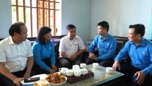 Đoàn công tác thăm công nhân Vũ Khắc Dũng, Công ty TNHH LihitLab.