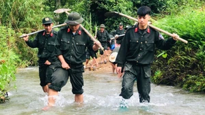 Băng rừng, lội suối đến vùng sâu, vùng xa xóa nhà tạm, nhà dột nát cho nhân dân tỉnh Thái Nguyên.