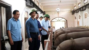 Đồng chí Vương Quốc Tuấn, Chủ tịch Ủy ban nhân dân tỉnh (thứ 2, trái sang) kiểm tra công tác phòng chống bão số 3 tại trạm bơm Quang Biều. (Ảnh; Hoài Thu)