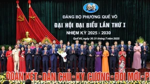 Ra mắt Ban chấp hành Đảng bộ phường Quế Võ.