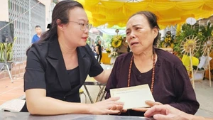 Đồng chí Thái Hải Anh trao kinh phí hỗ trợ đến gia đình nạn nhân.