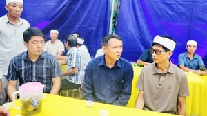 Đồng chí Trần Quang Đạo (giữa) thăm hỏi, động viên gia đình người bị nạn. (Ảnh: VP)