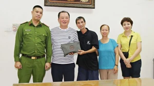 Ông Kweon O Bong (thứ 2, trái sang) nhận lại chiếc ví.