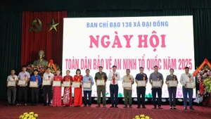 Trao quà cho các cá nhân có thành tích xuất sắc tại ngày hội.