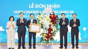 Ông Choi Joo Ho, nguyên Tổng Giám đốc Samsung Việt Nam nhận Huân chương Lao động hạng Ba.