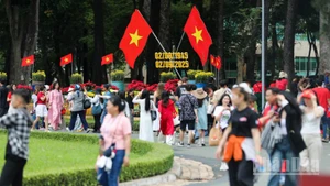 Người dân Thành phố Hồ Chí Minh rộn ràng đón tết Độc Lập 