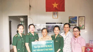 Phụ nữ Bộ đội Biên phòng tỉnh Tây Ninh hỗ trợ vốn giúp hội viên phụ nữ nghèo phát triển kinh tế.